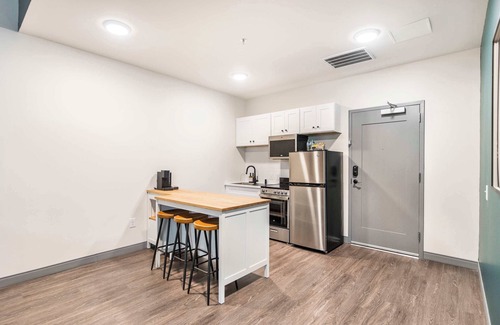 Macon Apartment | Otis & Etta-Inspired Stay | Spacious & Walkable