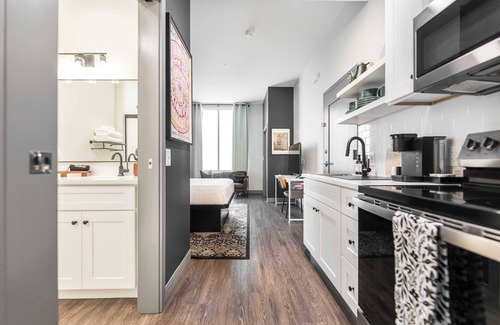 Macon Apartment | Otis & Gregg-Inspired Getaway | Walk to Cherry St!