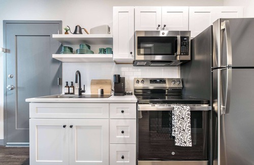Macon Apartment | Otis & Gregg-Inspired Getaway | Walk to Cherry St!