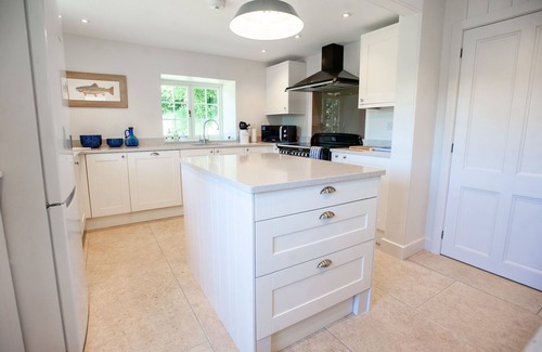 Llwyndyrys Cottage | Otter Cottage - sleeps 6 guests in 3 bedrooms