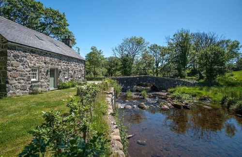 Llwyndyrys Cottage | Otter Cottage - sleeps 6 guests in 3 bedrooms