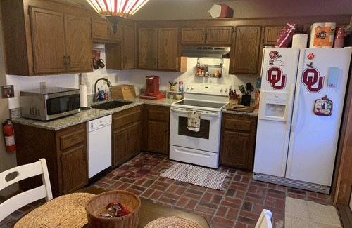 Norman House | OU Game Day Condo! Nice single bedroom townhouse 6 mins from OU campus.