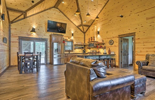 Whitesboro Cabin | Ouachita Mtn Home: Near ATV & Hiking Trails!