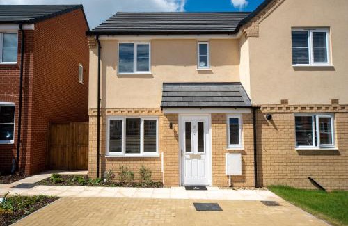 Lowestoft House | Oulton Broads New Build Holiday Home 3 Bedroom- 3 Bathroom with Free Parking