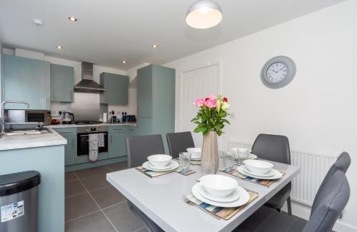 Lowestoft House | Oulton Broads New Build Holiday Home 3 Bedroom- 3 Bathroom with Free Parking