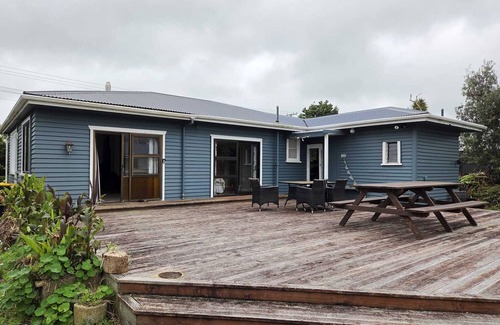 Opunake House | Our family bach at ōpunakē, pets and big whānau welcome