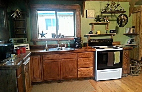Clarkia Cabin | Our family friendly piece of paradise has everything to offer the outdoorsman.