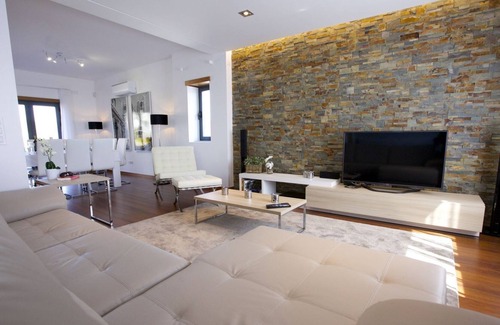 Sao Pedro da Cadeira House | Our house is located about 40 kilometres from Lisbon airport. Equipped with 6 spacious bedrooms .