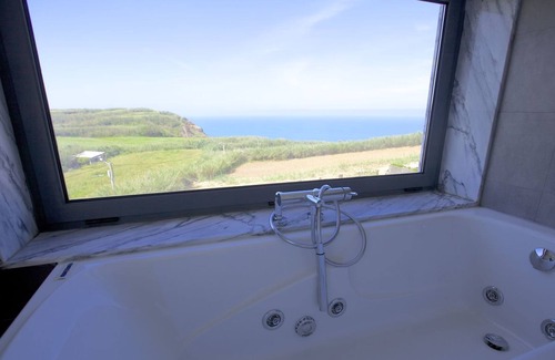 Sao Pedro da Cadeira House | Our house is located about 40 kilometres from Lisbon airport. Equipped with 6 spacious bedrooms .