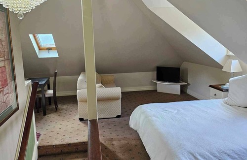 Sofala Bed & Breakfast | Our Loft sits above our Guest House main residence with balcony view