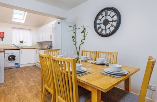 Southampton House | Our spacious 4-bedroom, 2 bathroom home is perfect for groups, families, and business travellers