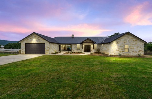 Sabinal House | Outdoor kitchen, volleyball, swimming pool & hot tub!