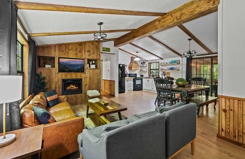 Rocky Grove House | Outdoor Retreat Creek, Jacuzzi