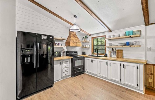 Rocky Grove House | Outdoor Retreat Creek, Jacuzzi