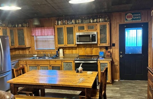Beech Grove House | Outdoorsmen's Paradise: Lodge on The Black River