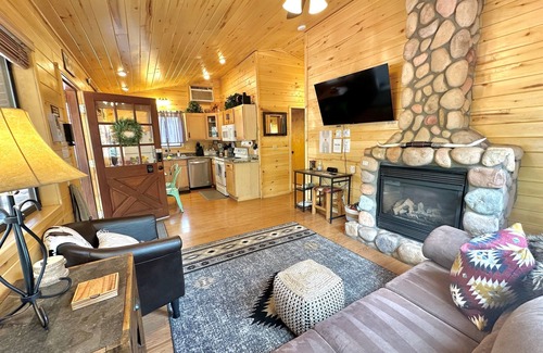 Heber Cabin | Outlaw | Amazing Spa, Fireplace and Deck!