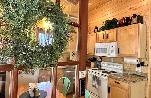 Heber Cabin | Outlaw | Amazing Spa, Fireplace and Deck!