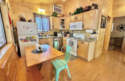 Heber Cabin | Outlaw | Amazing Spa, Fireplace and Deck!