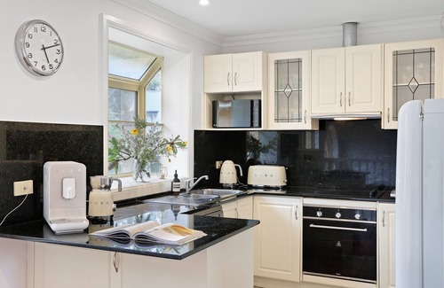 Katoomba House | outstanding escarpment and valley views, close to lookouts and bushwalks