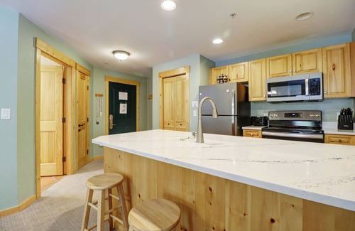 Copper Mountain Village Condo | Outstanding Location Outdoor Hot tub Short walk to the lifts TX205