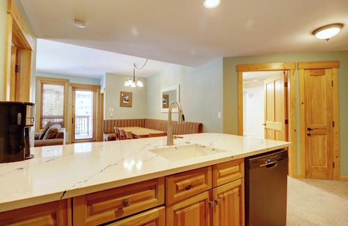 Copper Mountain Village Condo | Outstanding Location Outdoor Hot tub Short walk to the lifts TX205