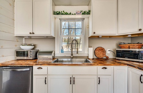 East Andover House | 'Over Andover' Retreat w/Hot Tub: Walk to Lake!