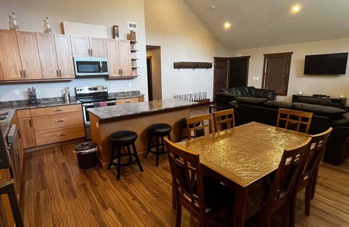 Valemount House | Overlook Cabin Rental - Pet Friendly!