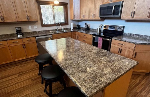 Valemount House | Overlook Cabin Rental - Pet Friendly!