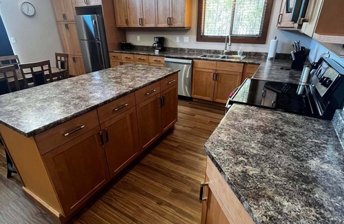 Valemount House | Overlook Cabin Rental - Pet Friendly!