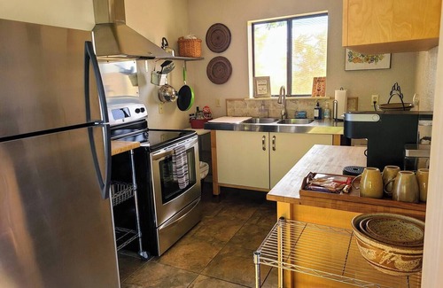 Cornville Cottage | Overlook the valley, hike, wine taste, relax! 2BR
