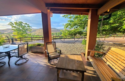 Cornville Cottage | Overlook the valley, hike, wine taste, relax! 2BR