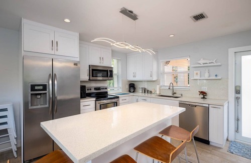 Key Largo Villa | Overlooking Lagoon Free Golf Cart/Kayaks/Paddle Board