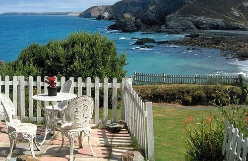 St. Agnes Apartment | OVERLOOKING THE BEACH with Spectacular Uninterrupted Sea Views. Private Parking