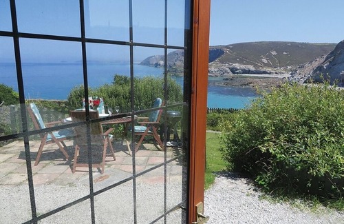 St. Agnes Apartment | OVERLOOKING THE BEACH with Spectacular Uninterrupted Sea Views. Private Parking