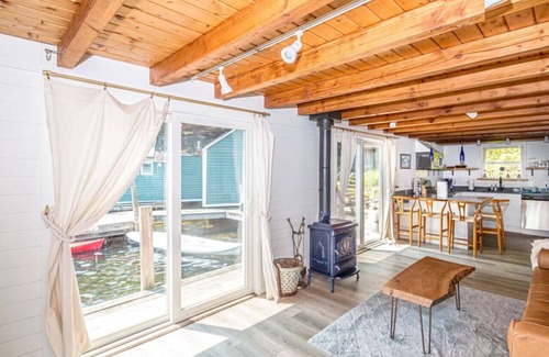 Newbury House | Overwater Bliss | 4 mins to Mt Sunapee | Private Dock | Paddleboard