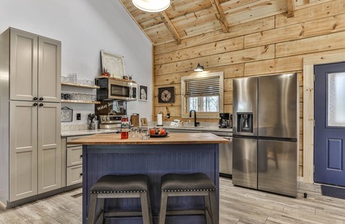 Ellijay Cabin | Owl's Roost - 2BR, Hot Tub, Firepit, Dog Friendly/Minimum Age Requirement of 2