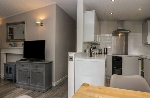 Troutbeck Bridge Cottage | OWLS NOOK LODGE, pet friendly, with hot tub in Windermere
