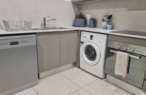 Greater Johannesburg Metropolitan Area Apartment | Own room and bathroom in an apartment for a solo traveler