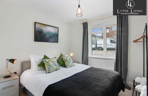 Botley Apartment | Oxford-Hawthorn-with-free-parking-2bed-2bath-by-Lyter-Living