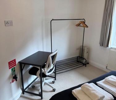 Botley Apartment | Oxford-Hawthorn-with-free-parking-2bed-2bath-by-Lyter-Living
