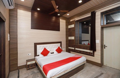Mathura Hotel | OYO 37971 Mayur Resort