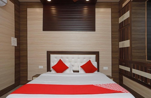 Mathura Hotel | OYO 37971 Mayur Resort