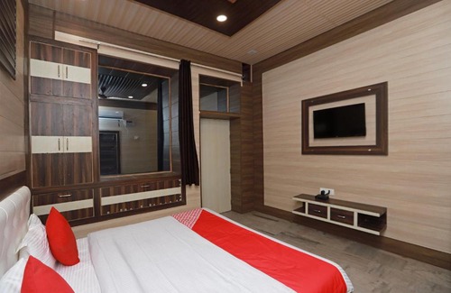 Mathura Hotel | OYO 37971 Mayur Resort