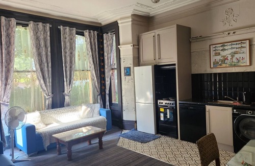 Trafford House | OYO Cornerstone Manor Hotel