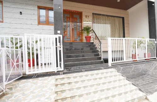 Gomti Nagar Hotel | OYO Flagship H.L House