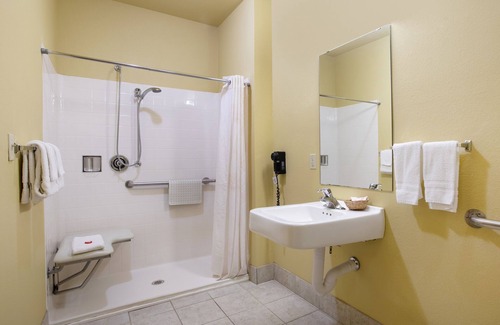 Valley View Hotel | OYO Hotel Valley View TX, I-35