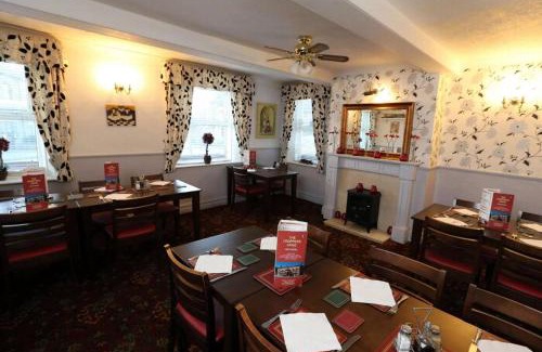 Huddersfield Hotel | OYO The Croppers Arms