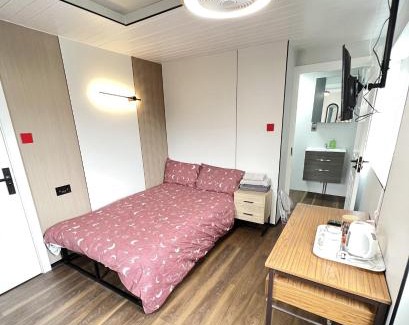 Pembroke Dock House | OYO Welsh Holiday Accommodation - Modern Stay