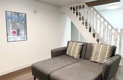 Pembroke Dock House | OYO Welsh Holiday Accommodation - Modern Stay