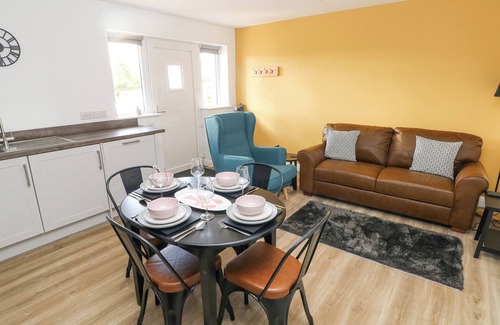 Kilgetty Cottage | OYSTER COTTAGE, pet friendly, with a garden in Kilgetty